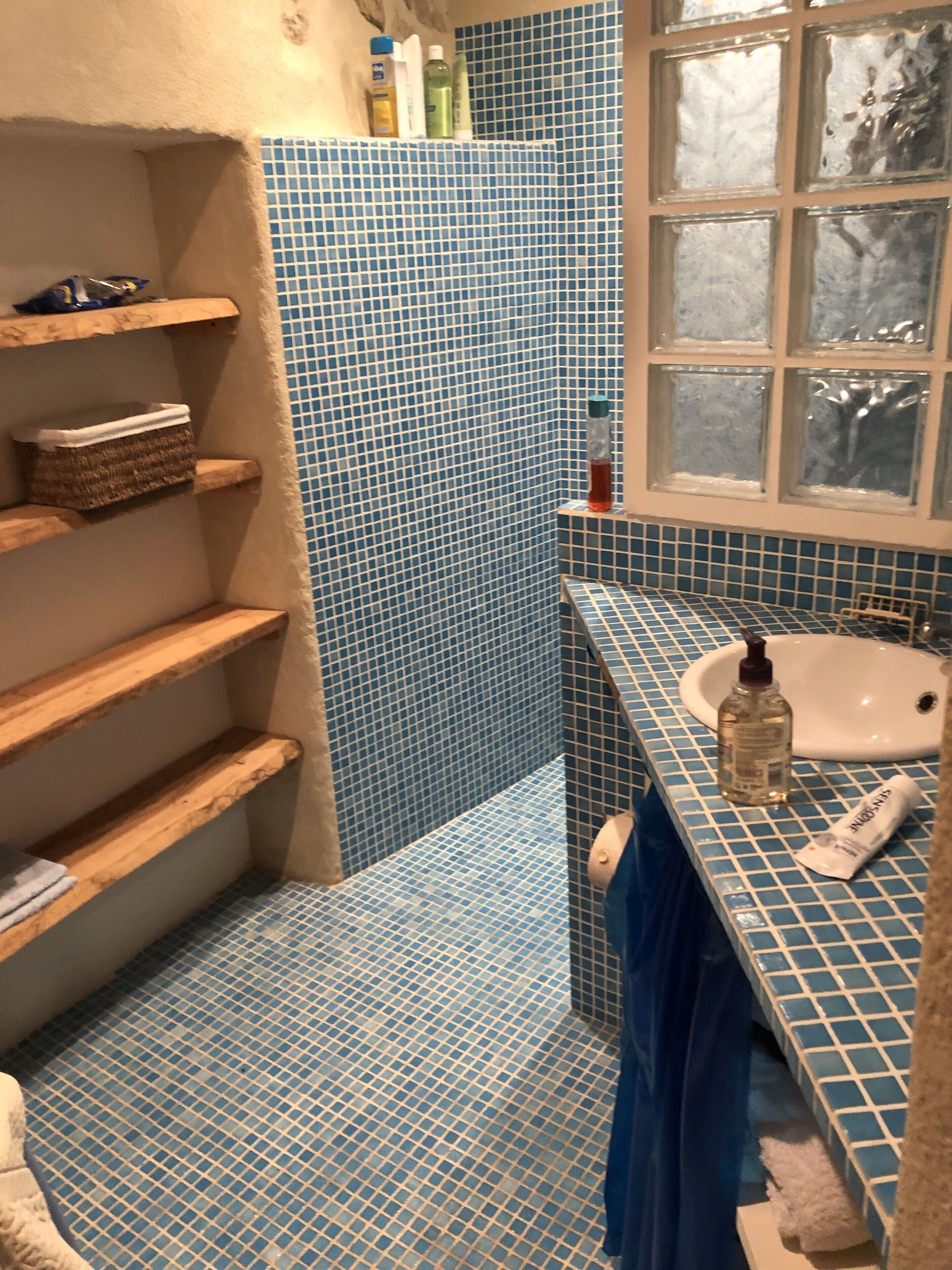Douche, sèche-cheveux, savon, papier toilette