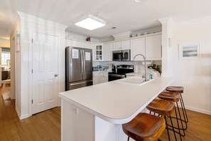 Coffee/tea maker, fridge, microwave, oven