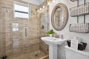 Shower, hair dryer, towels, shampoo - Frenchy's Cottage 490 in Clearwater Beach (Clearwater Beach)