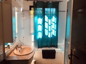 Ensemble douche/baignoire, sèche-cheveux, serviettes fournies, savon