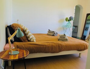 4 habitaciones, escritorio, tabla de planchar con plancha y wifi gratis 