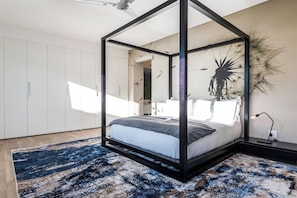 4 bedrooms, iron/ironing board, WiFi, bed sheets