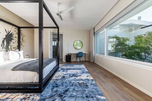4 habitaciones, tabla de planchar con plancha, wifi y ropa de cama