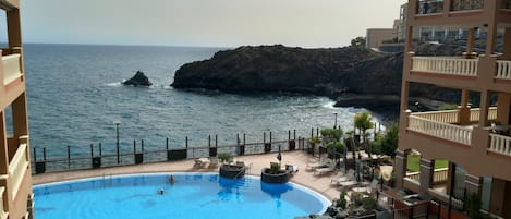 Una piscina al aire libre, una piscina climatizada