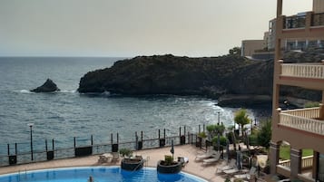 Een buitenzwembad, een verwarmd zwembad