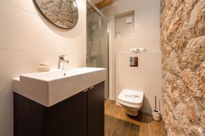 Dusche, Haartrockner, Handtücher