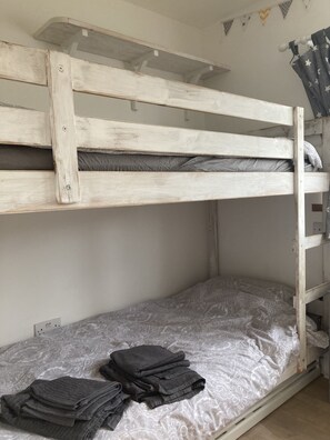 2 bedrooms, WiFi, bed sheets