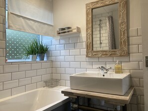 Duschwanne, Handtücher, Seife, Toilettenpapier