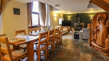 Cottage | Private kitchen | Fridge, microwave, dishwasher, electric kettle
