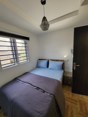 2 habitaciones, escritorio, tabla de planchar con plancha y wifi gratis