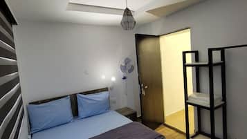 2 makuuhuonetta, työpöytä, silitysrauta/-lauta, ilmainen Wi-Fi