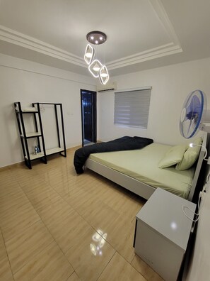 2 habitaciones, escritorio, tabla de planchar con plancha y wifi gratis