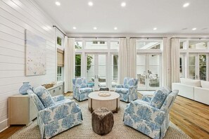 Una Smart TV, una mesa de tenis de mesa, libros