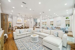 Una Smart TV, una mesa de tenis de mesa, libros