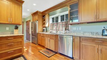 雪櫃、微波爐、焗爐、爐具