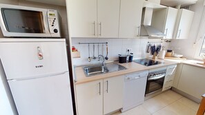 Frigorífico, microondas, horno y lavavajillas