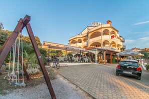 Front of property - Hotel Vrsar villa (Vrsar)