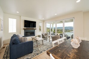 Smart TV, chimenea y reproductor de DVD 