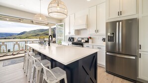 Private kitchen - Welcome to Down Time at The Lookout at Lake Chelan (Chelan)