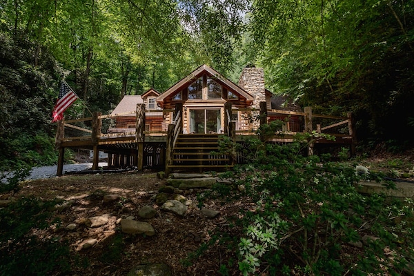 Just 15 minutes from Downtown Brevard!