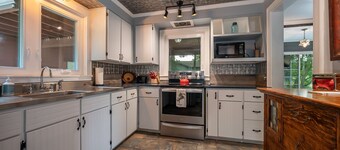 The Red Baron | Lakefront Cottage on Lake Lanier | Pet-friendly