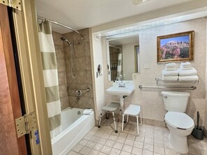 Badekar, hårføner og håndklær