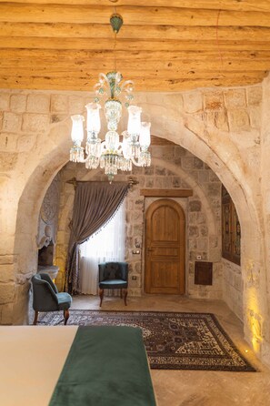 Jakuzili Suite | Premium bedding, down comforters, minibar, in-room safe - Solo Cave Suites (Ürgüp)