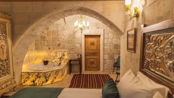 Jakuzili Suite | 1 bedroom, premium bedding, down duvets, minibar