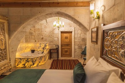 Solo Cave Suites