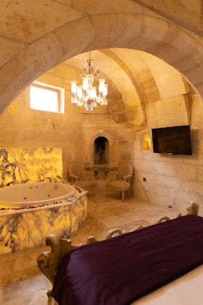 Jakuzili Suite | Premium bedding, down comforters, minibar, in-room safe