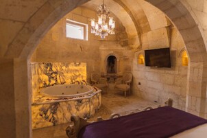 Jakuzili Suite | Premium bedding, down comforters, minibar, in-room safe