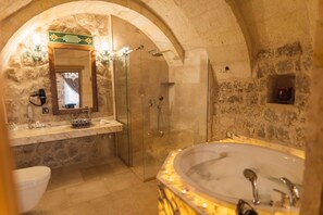 Jakuzili Suite | Bathroom | Rainfall showerhead, hair dryer, bathrobes, slippers