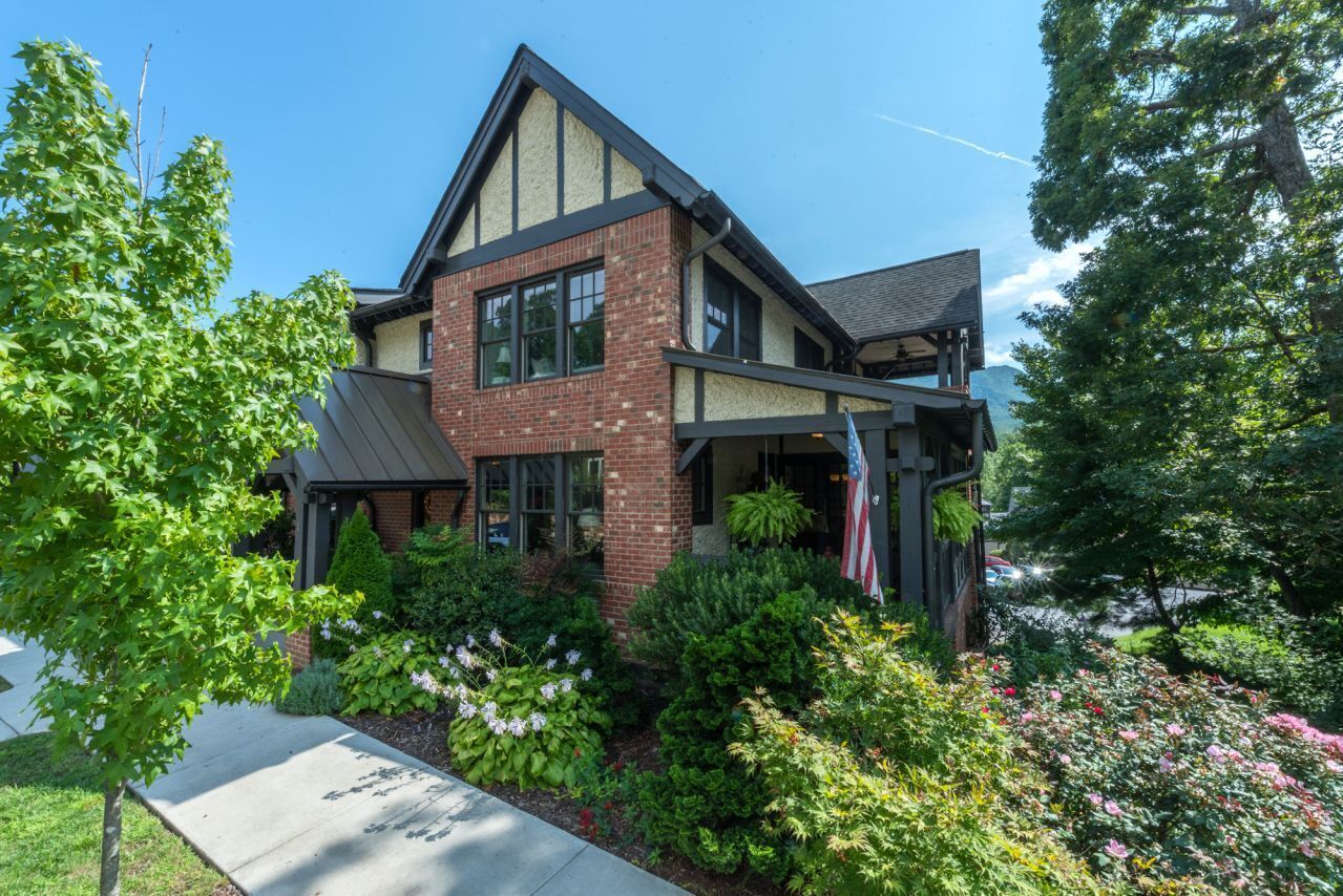 Best of Times | Mountain View, Covered Porch & 5 Min. to Downtown Black Mtn!