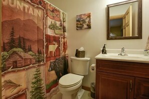 Combined shower/bathtub, jetted bath, towels, soap