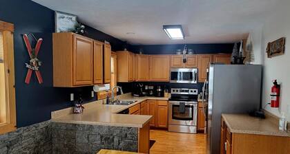 Modern Home in the Mountains- within walking distance to ski slopes!