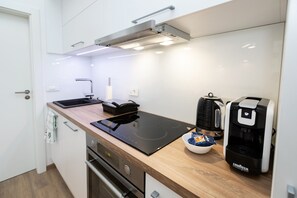 Kühlschrank, Mikrowelle, Ofen, Herdplatte