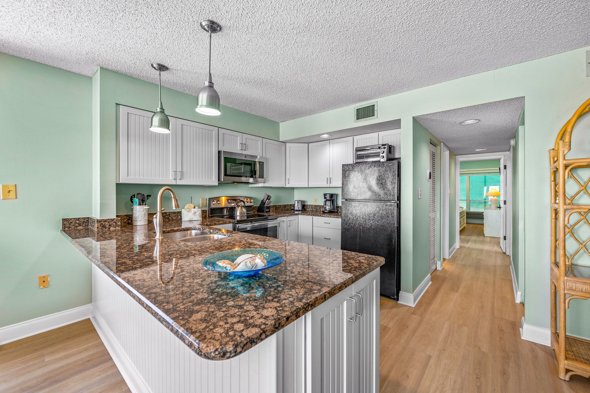 Kjøleskap, mikrobølgeovn, ovn og kokeplater