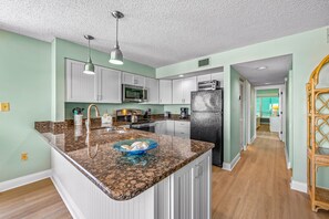 Refrigerador, microondas, horno y parrilla de estufa