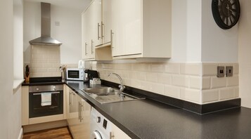 Tetera/pava eléctrica, mesa de comedor