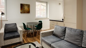 Apartamento, 2 habitaciones | Zona de estar | Una televisión de pantalla plana