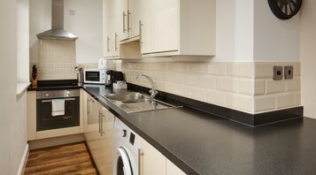 Tetera/pava eléctrica, mesa de comedor