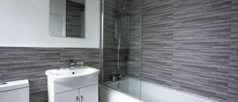Departamento superior, 2 habitaciones | Baño | Tina con regadera, amenidades de baño gratuitas, toallas, papel de baño
