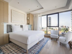 Minibar con artículos gratuitos y caja de seguridad en la habitación 