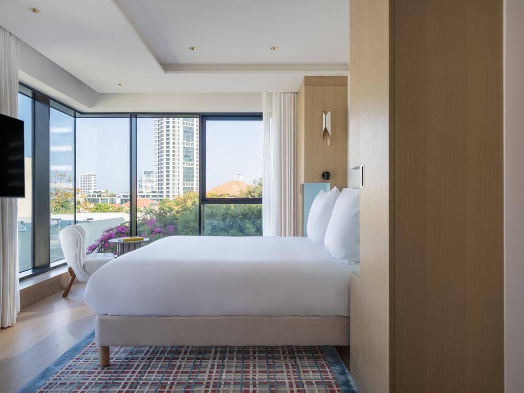 Free minibar, in-room safe, blackout curtains, soundproofing