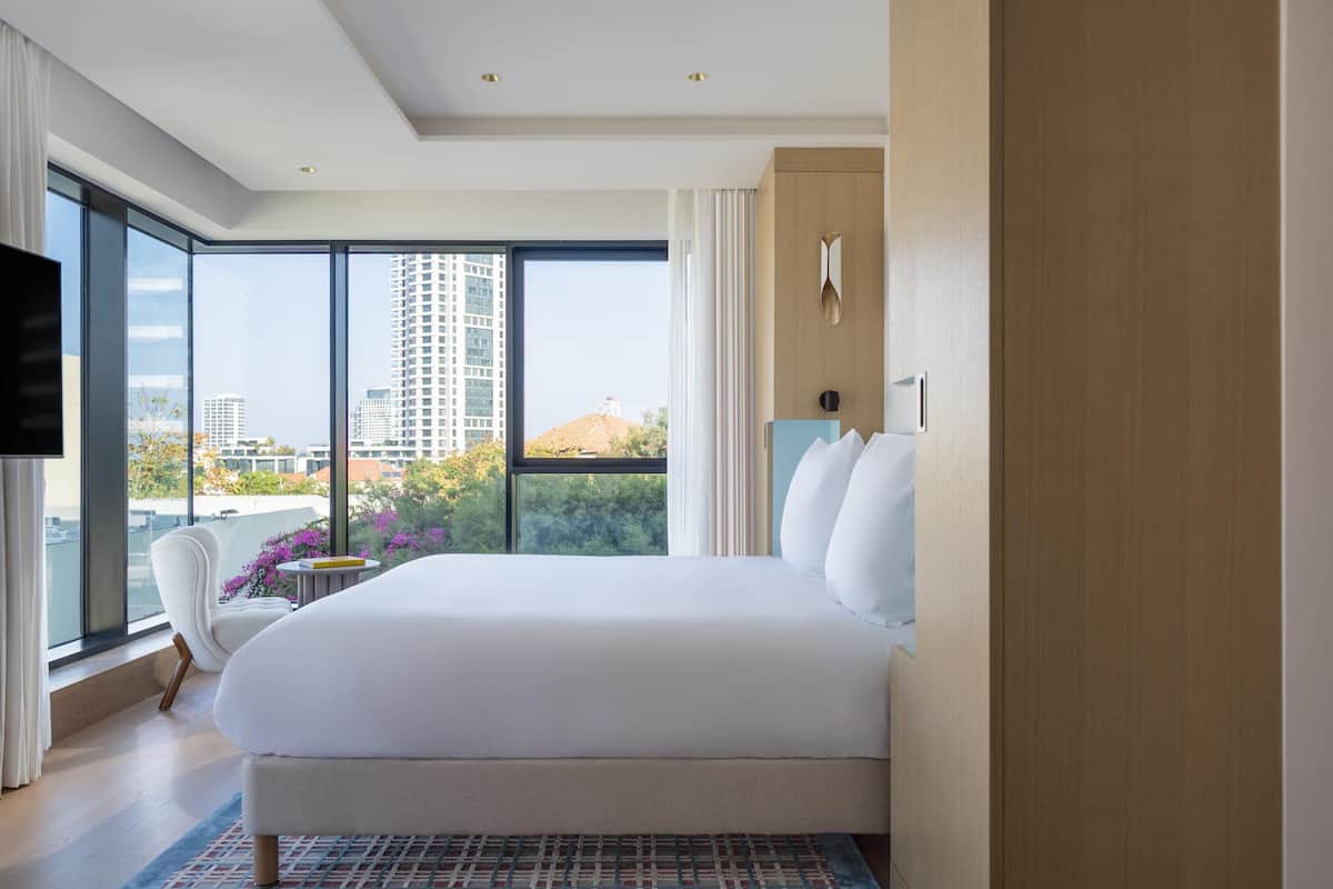 Deluxe Room, 1 King Bed | Free minibar, in-room safe, blackout drapes, soundproofing