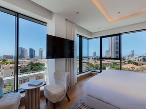 Executive kamer, 1 kingsize bed, uitzicht op zee | Een gratis minibar, een kluis op de kamer, verduisterende gordijnen