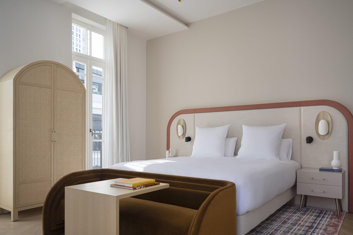 Rom – deluxe, 1 kingsize-seng, terrasse | Minibar (inkludert), safe på rommet, blendingsgardiner og lydisolert