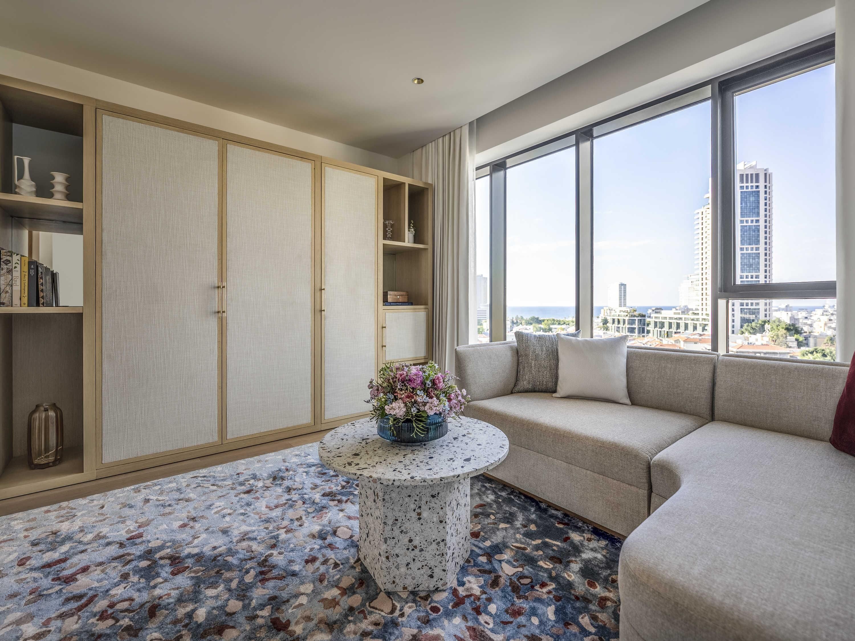 Suite - havudsigt | Gratis minibar, pengeskab på værelset, mørklægningsgardiner