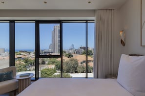 Minibar với thức uống miễn phí, két bảo mật tại phòng, màn/rèm cản sáng