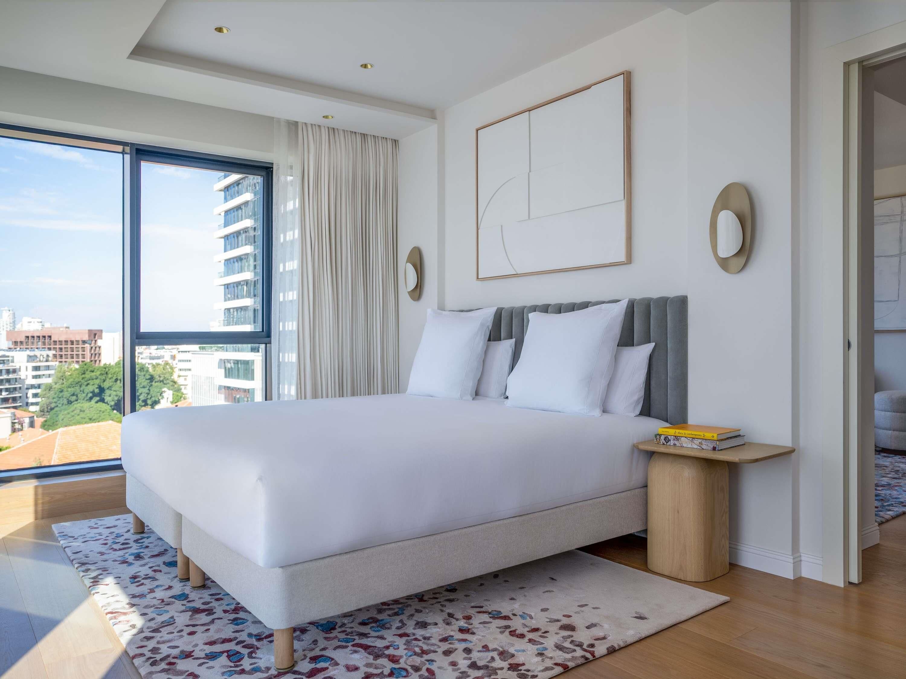 Suite, vistas al mar | Minibar con artículos gratuitos, caja fuerte, cortinas opacas